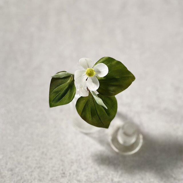 布花 清楚な一重ドクダミのブローチ | iichi 日々の暮らしを心地よく
