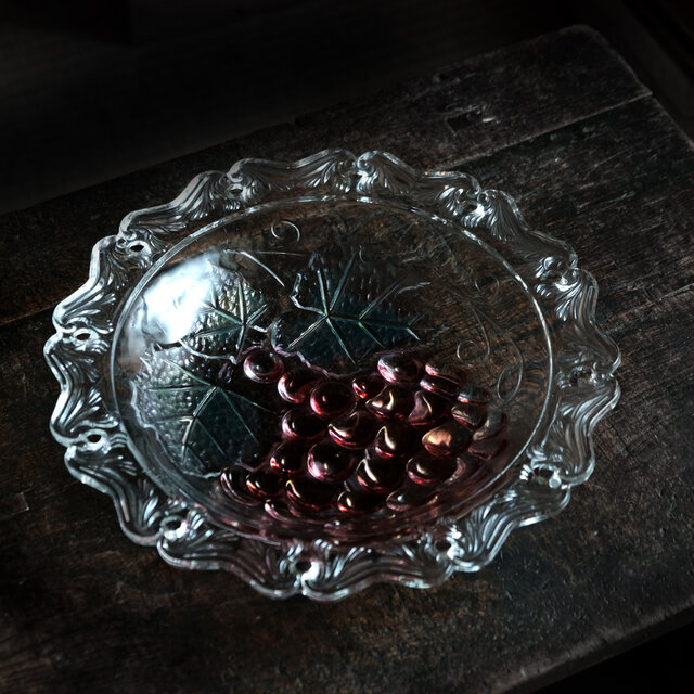素敵な形状◆葡萄とリーフ。硝子変形大皿　プレスガラス　昭和レトロ　暮らしに。昭和後期