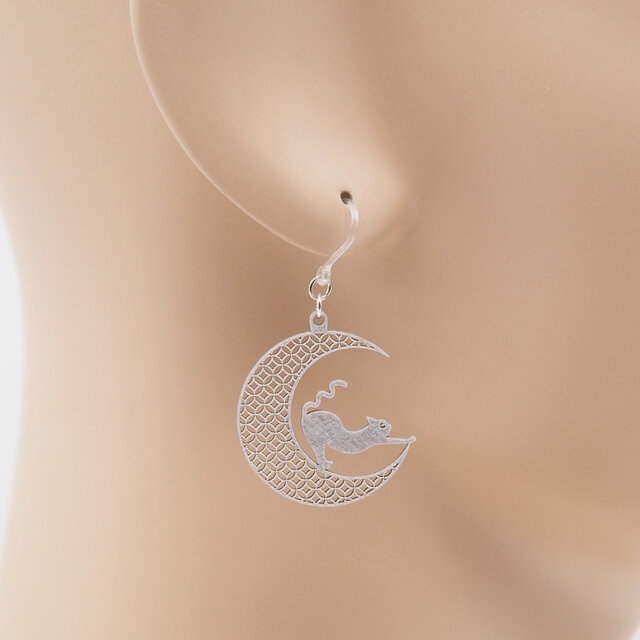 三日月と黒猫ピアス 黒猫と三日月が揺れるシルバーピアス/イヤリング – 繊細な装飾が