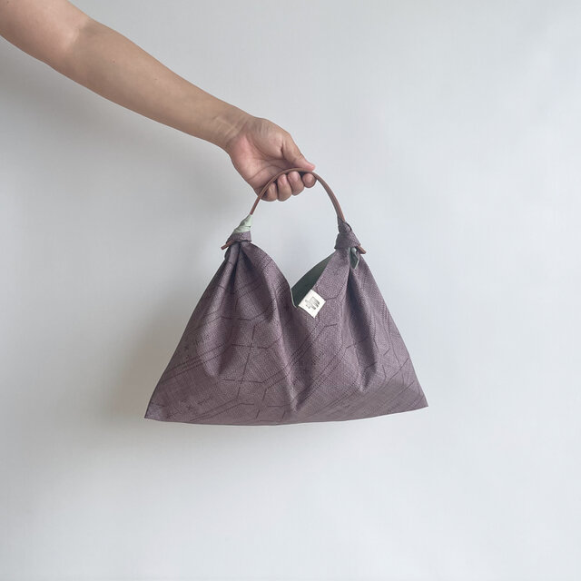 【1点もの】あずま袋 裏地付き ハンドバッグサイズ 絹 着物 紫 & 木綿 薄緑（ヴィンテージ） AZH619