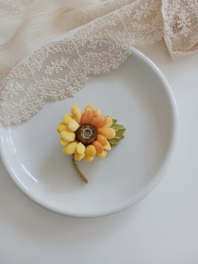 染め布花＊ミニひまわりのブローチ