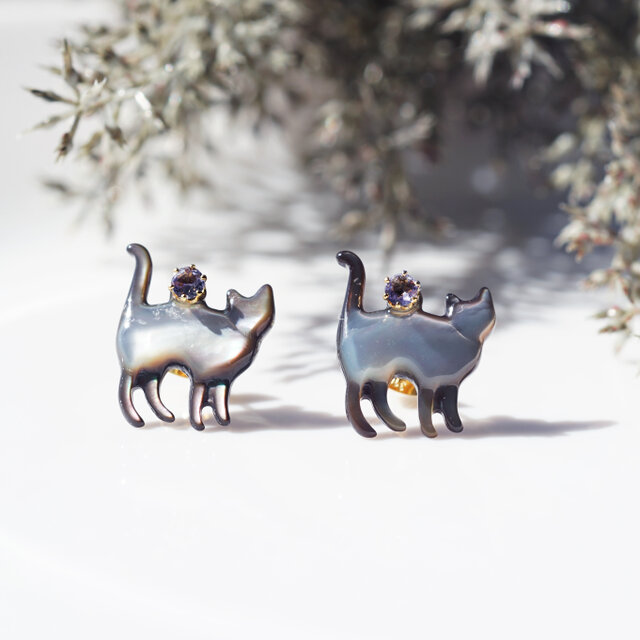 宝石を運ぶ猫のピアス・サージカルステンレス ～宝石と猫