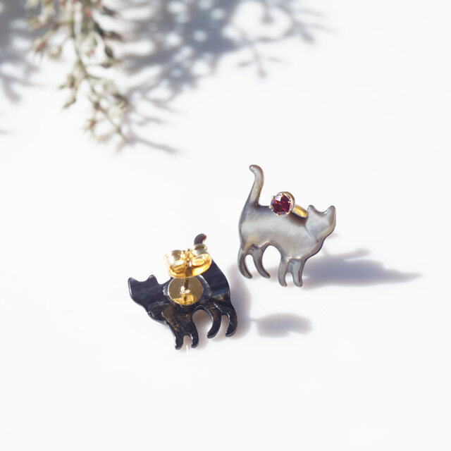 宝石を運ぶ猫のピアス・サージカルステンレス ～宝石と猫