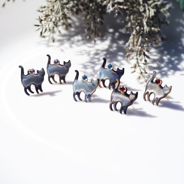 宝石を運ぶ猫のピアス・サージカルステンレス ～宝石と猫