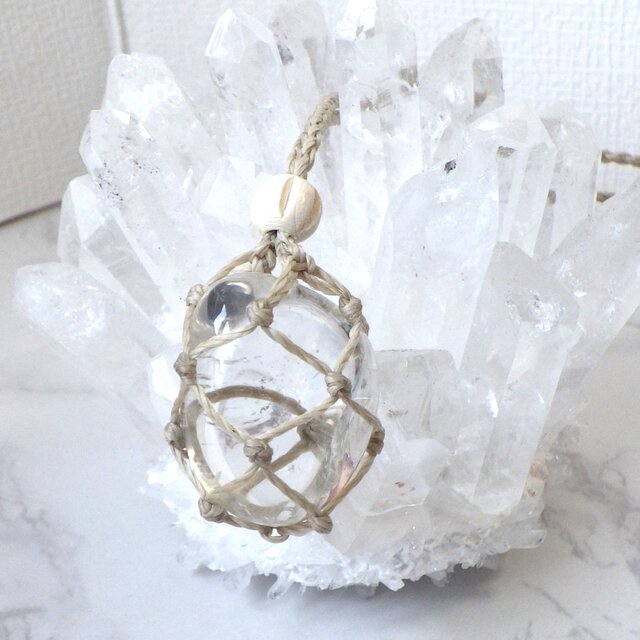 水晶のネット包みマクラメネックレス(ベージュ）