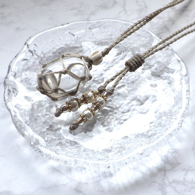 水晶のネット包みマクラメネックレス(ベージュ） | iichi 日々の暮らし