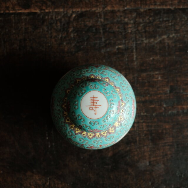 中国 色絵 花盆絵 六方 茶壷 DT448 チャイナレトロで可愛い◇花唐草と漢字と蝙蝠。中国景徳鎮 色絵蓋付茶
