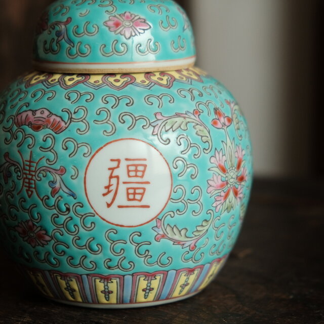 中国 色絵 花盆絵 六方 茶壷 DT448 チャイナレトロで可愛い◇花唐草と漢字と蝙蝠。中国景徳鎮 色絵蓋付茶