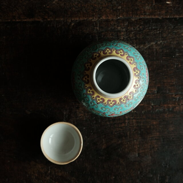 チャイナレトロで可愛い◇花唐草と漢字と蝙蝠。中国景徳鎮 色絵蓋付茶