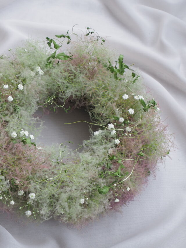 ふんわりスモークツリーリース26cm | iichi 日々の暮らしを心地よく