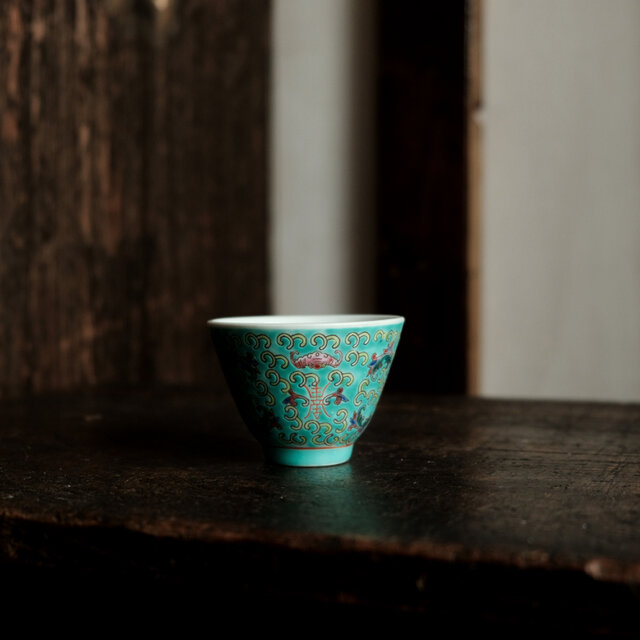 チャイナレトロで可愛い◆花唐草と漢字と蝙蝠。中国景徳鎮　色絵猪口　茶杯　茶器　グリーン　ビビットカラー　i1