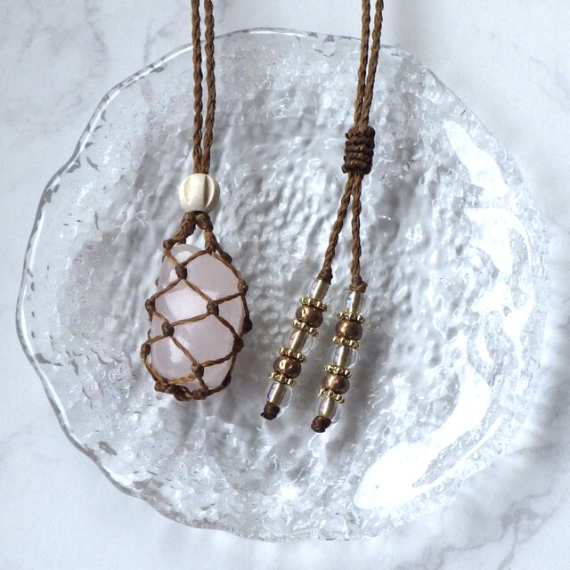 ローズクォーツのネット包みマクラメネックレス | iichi 日々の暮らし