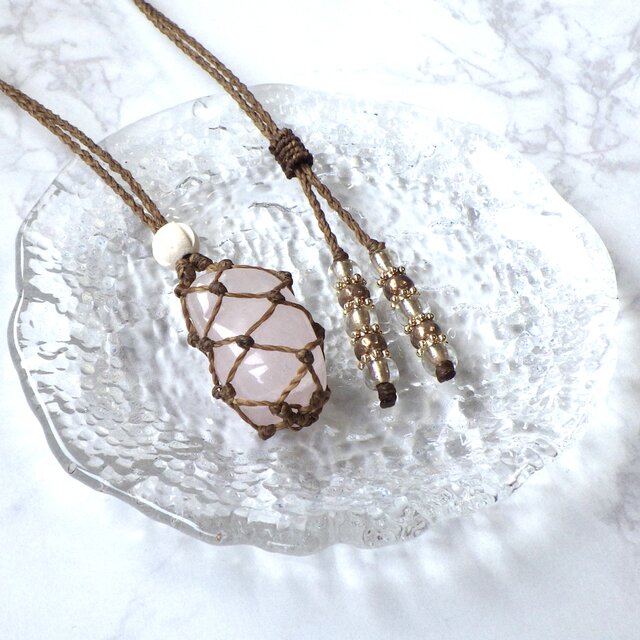 ローズクォーツのネット包みマクラメネックレス | iichi 日々の暮らし