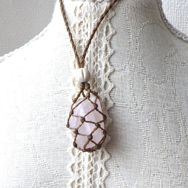ローズクォーツのネット包みマクラメネックレス | iichi 日々の暮らし