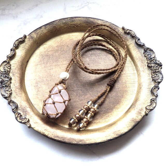 ローズクォーツのネット包みマクラメネックレス | iichi 日々の暮らし