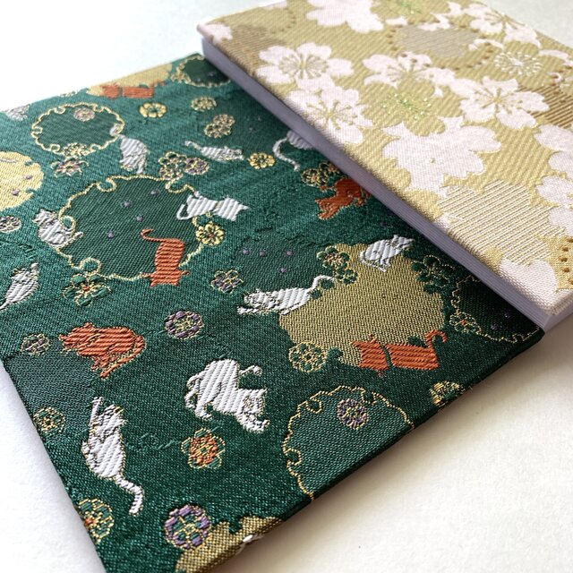 『桜森の猫』　金襴織物御朱印帳　B6大判サイズ　願い　再生　福猫　歓び　吉祥　桜　緑　森林　御朱印帳　御城印帳　桐生織物
