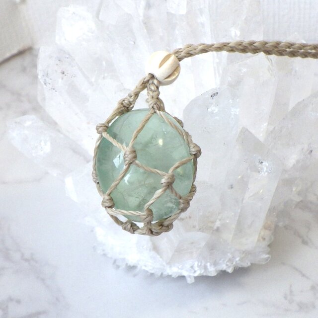 フローライトのネット包みマクラメネックレス
