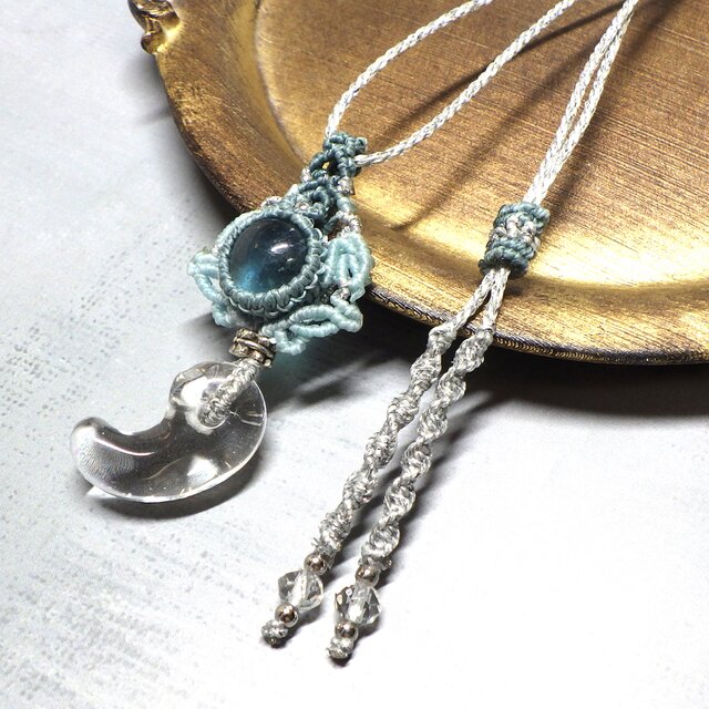 クリスタル(水晶)の勾玉マクラメネックレス | iichi 日々の暮らしを