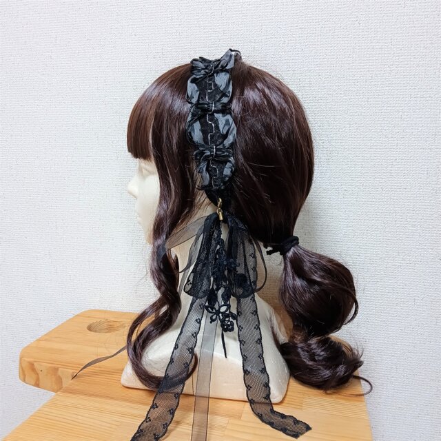 ピアスを付けたような仕掛け　リボンとレースのヘアバンド【黒】