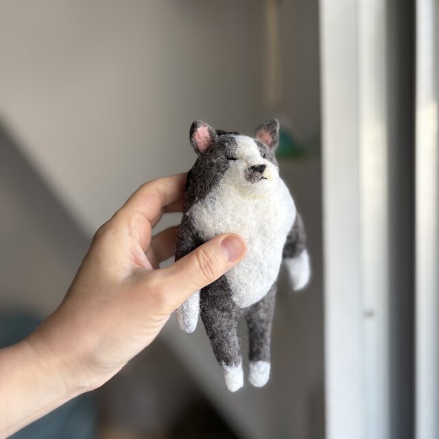 グレーのハチワレ猫のキーホルダー