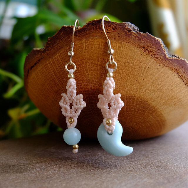 勾玉 天然石アマゾナイト（アメリカ産）マクラメ編みピアス 希望の石