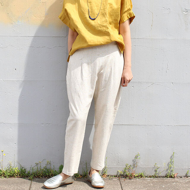 形のきれいなヘンプコットンのテーパードタックパンツ【生成り】