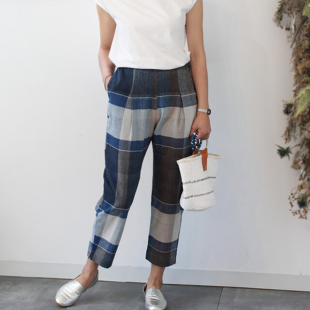 形のきれいな手織りコットンのテーパードタックパンツ【ワイドチェック】