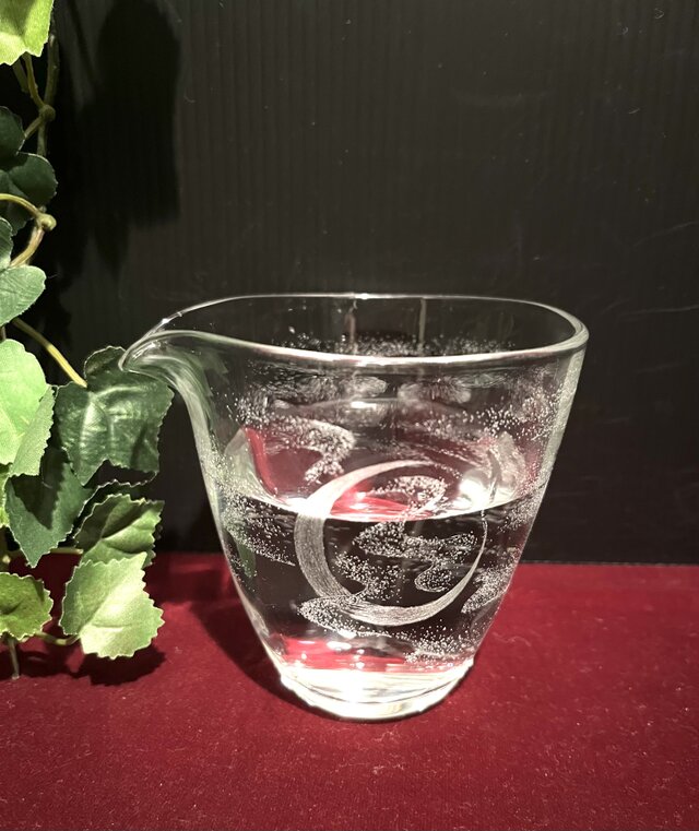 三日月の片口〜手彫りガラス〜 | iichi 日々の暮らしを心地よくする