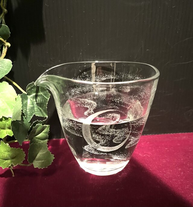 三日月の片口〜手彫りガラス〜 | iichi 日々の暮らしを心地よくする