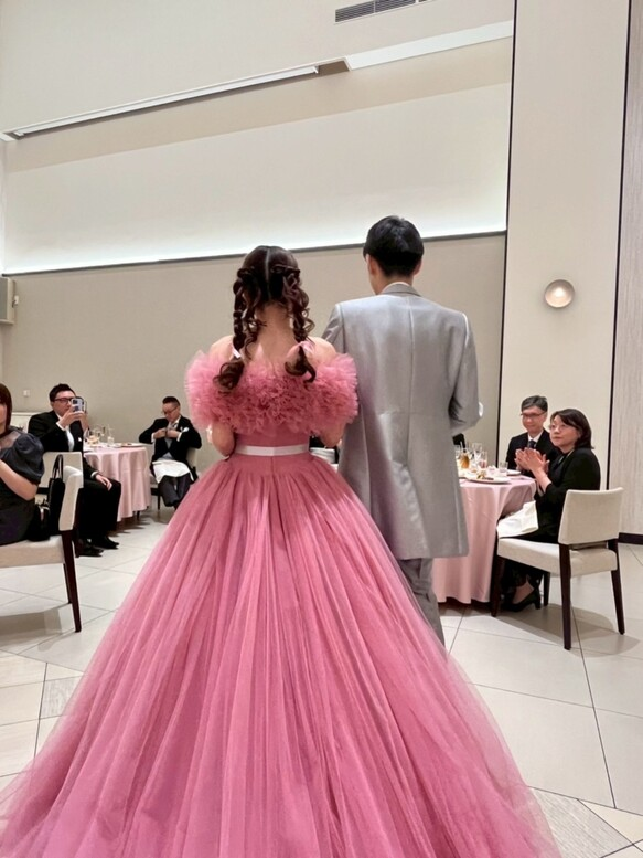 オフショルダー ウェディングドレス ふわふわ ピンク 結婚式 実例写真！オフショルダーのみ くすみピンク ふわふわ もこもこ