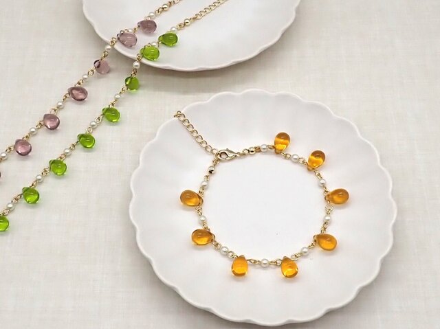 8色から選べる》しずくビーズとパールのブレスレット | iichi 日々の