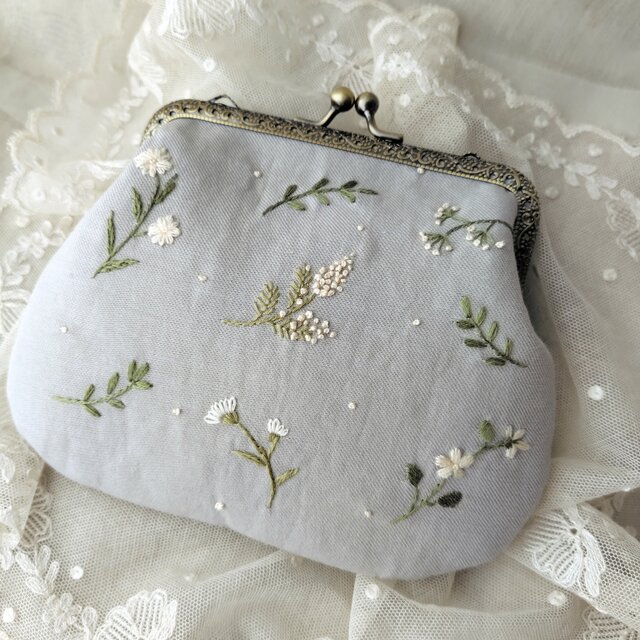 刺繍*野の花*がま口ポーチ*ブルーグレー | iichi 日々の暮らしを