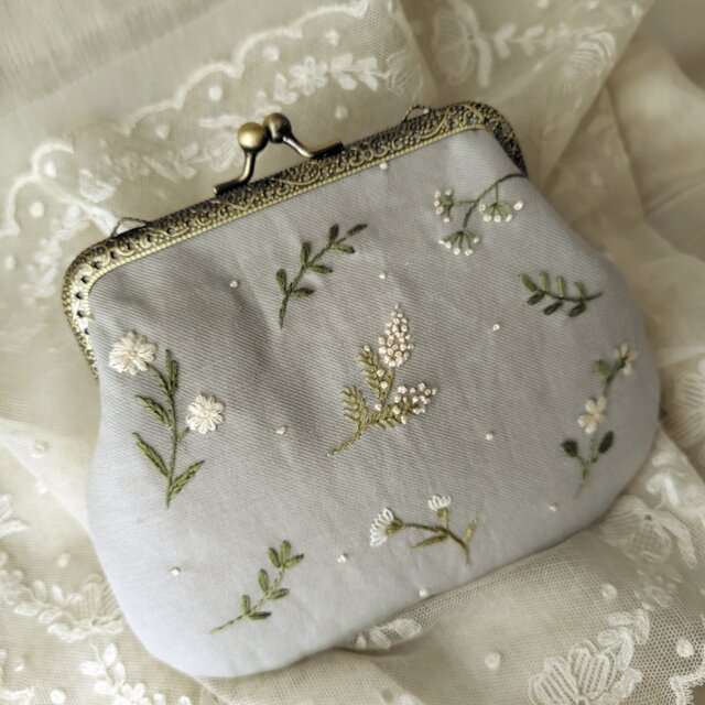 刺繍*野の花*がま口ポーチ*ブルーグレー | iichi 日々の暮らしを