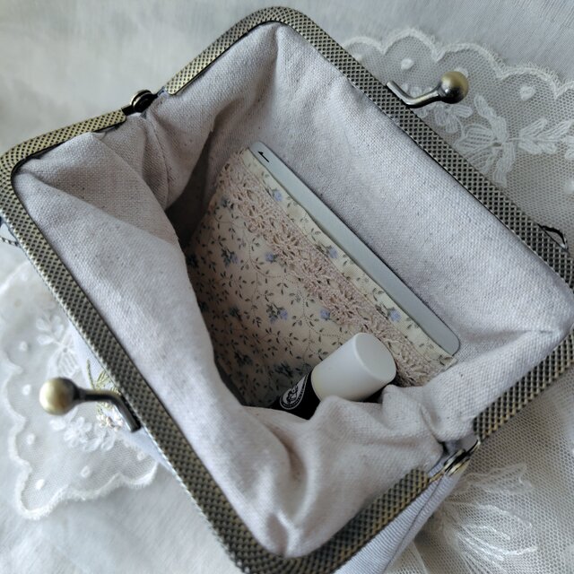 刺繍*野の花*がま口ポーチ*ブルーグレー | iichi 日々の暮らしを