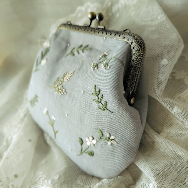 刺繍*野の花*がま口ポーチ*ブルーグレー | iichi 日々の暮らしを