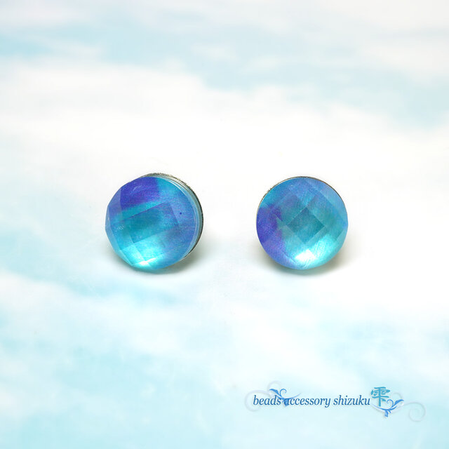 ホワイトシェル×クリスタル スタッドピアス＊Blue＊10mm | iichi 日々