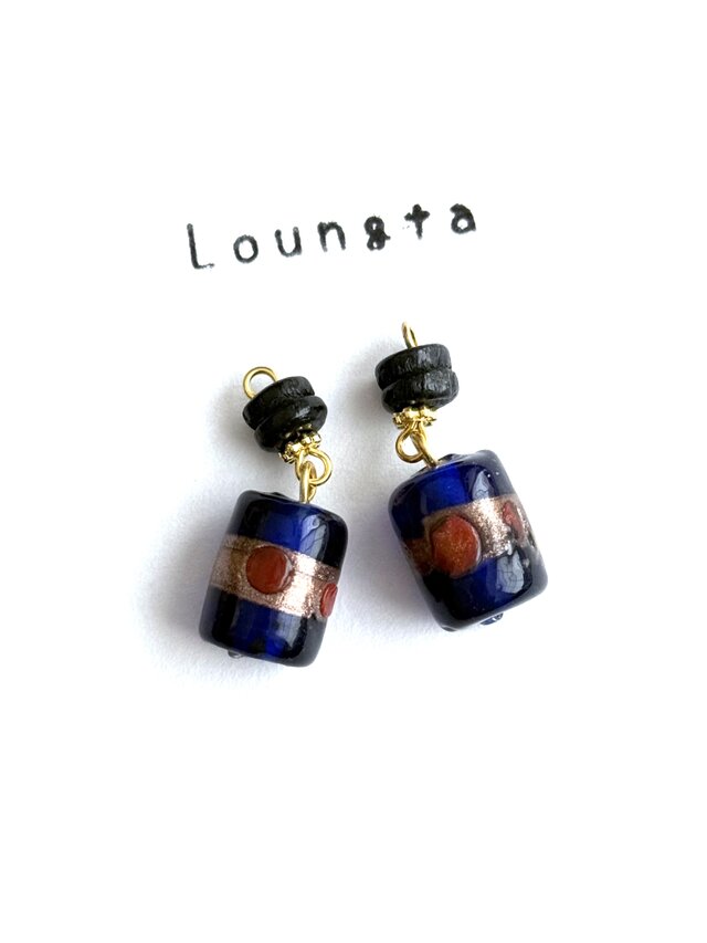 ランプワークビーズ ネイビーとウッドビーズブラック 樹脂ピアス