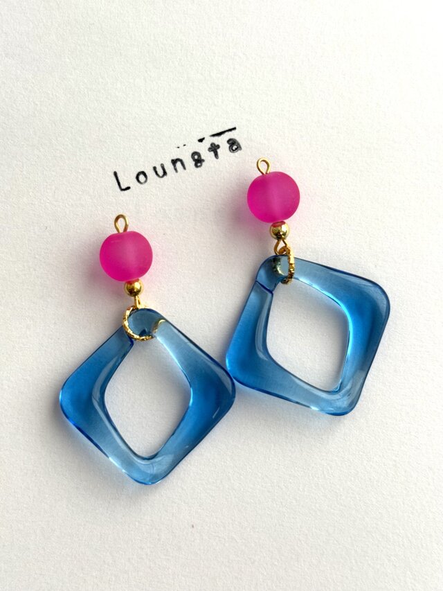 送料無料 ガラスビーズピンク とブルーの大ぶりピアス 個性派ピアス 樹脂ピアス