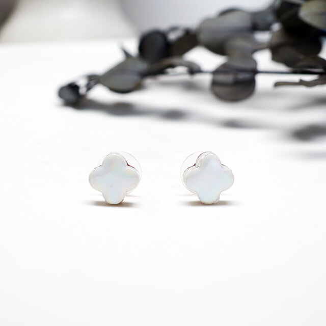 TP-261 美濃焼  小花　ホワイトパール加工のピアス / イヤリング【 裏面レザー加工 】 