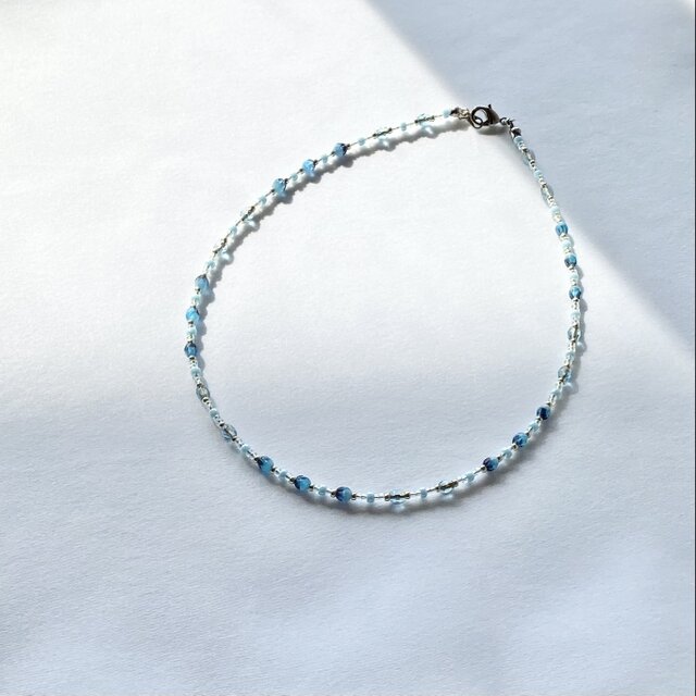 青の泡沫　チェコガラスビーズのショートネックレス