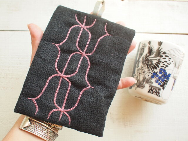 アイヌ刺繍 リネンとレザーの鍋つかみ/鍋敷 黒布にくすんだ