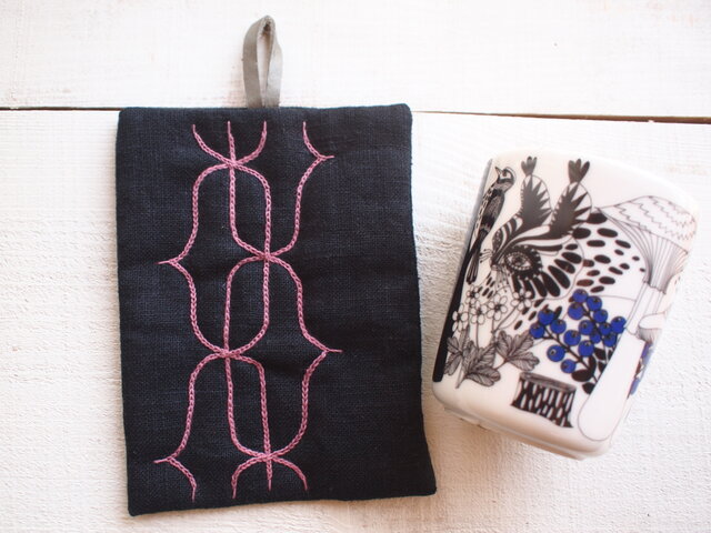 アイヌ刺繍 リネンとレザーの鍋つかみ/鍋敷 黒布にくすんだピンク