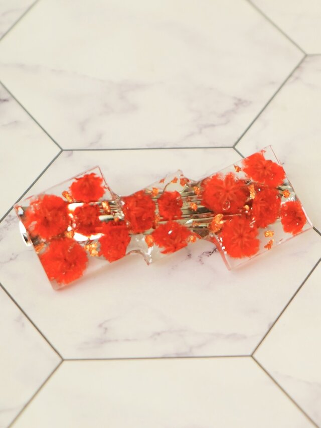 ベゴニアをイメージした真っ赤なデザイン【ヘアクリップ