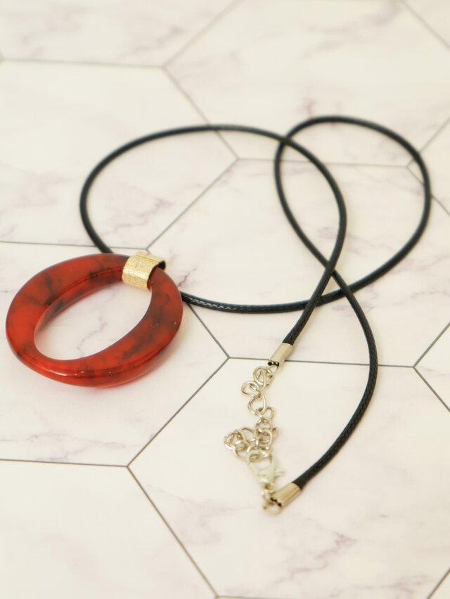 真っ赤なパーツが目を惹く大きめデザイン【ネックレス】