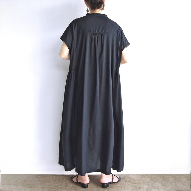 スタンドカラーサイドギャザーワンピース（ブラック） | iichi 日々の