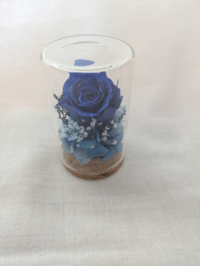 プリザーブドフラワー／青いミニ薔薇と小花のミニガラスボトル | iichi