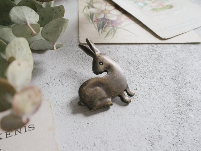 こげ茶色のうさぎのブローチ | iichi 日々の暮らしを心地よくする