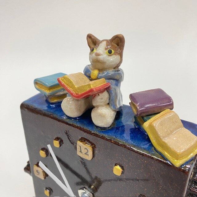 陶の置時計「図書館ねこ」 | iichi 日々の暮らしを心地よくする