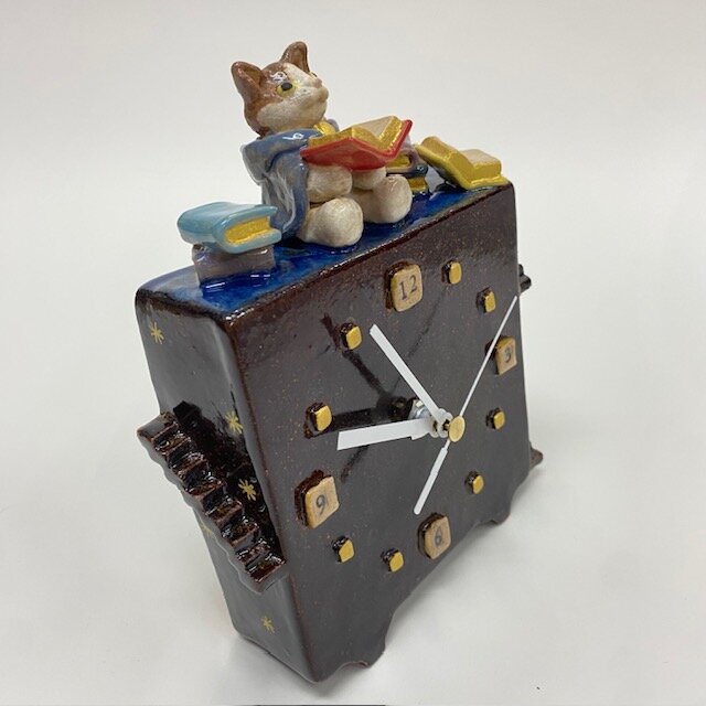 陶の置時計「図書館ねこ」 | iichi 日々の暮らしを心地よくする