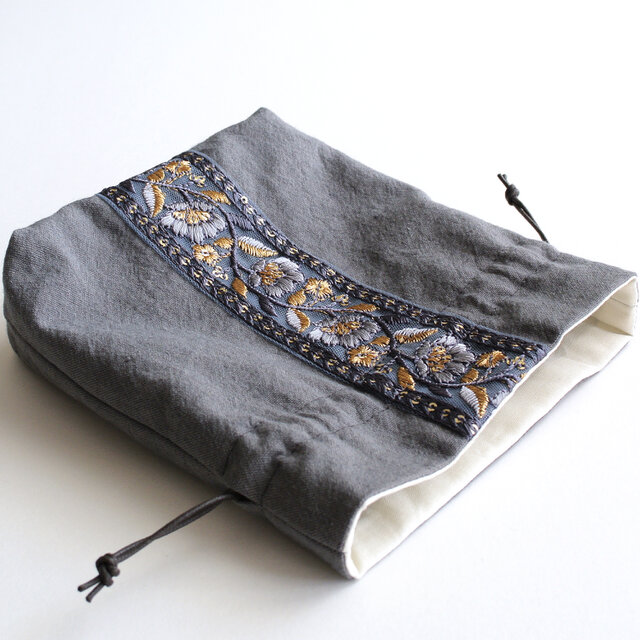 インド刺繍リボンのマチのある巾着ポーチ グレー | iichi 日々の暮らし